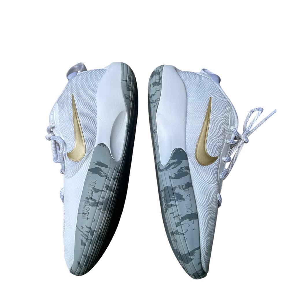 Nike Isofly white metallic gold star graphic school basketball shoes youth sz 4